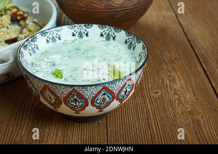 AMLA Raita, hergestellt aus indischen Stachelbeeren in Salzlake aus nächster Nähe Stockfoto