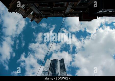 Gebäude gegen den Himmel Blick von unten, Stadt, Wolkenkratzer. Hochwertige Fotos Stockfoto