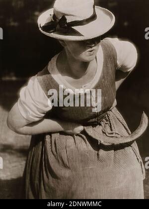 Heinrich Kühn, Reaper, Staatliche Landesbildstelle Hamburg, Sammlung zur Geschichte der Fotografie, Silbergelatinepapier, Karton, schwarz-weiß-positiv, Bildgröße: Höhe: 39.30 cm; Breite: 29.60 cm, Beschriftung: verso Karton: Oben links Etikett in Schreibmaschine Schrift: Heinrich Kuehn; und mehr mit Bleistift: 'Schnitterin', 1924, Stempel: verso Karton: Marke oben links: Lehrsammlung der, Staatliche Landesbildstelle Hamburg, inventarisiert Nr. [in Tinte hinzugefügt: B 195], künstlerische Fotografie, Porträtfotografie, Bäuerin Stockfoto