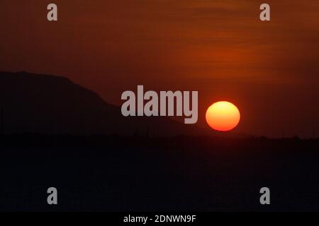 Schöner Sonnenaufgang am Cacalan Strand, Banyuwangi Bezirk. Stockfoto