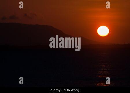 Schöner Sonnenaufgang am Cacalan Strand, Banyuwangi Bezirk. Stockfoto