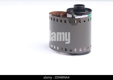 Kamera-Rollfilm mit isoliertem weißem Hintergrund. Produkte für analoge Kameras. Das Konzept eines alten Modell fotografischen Werkzeug, das für Design geeignet ist Stockfoto