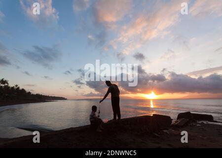 Schöner Sonnenaufgang am Cacalan Strand, Banyuwangi Bezirk. Stockfoto