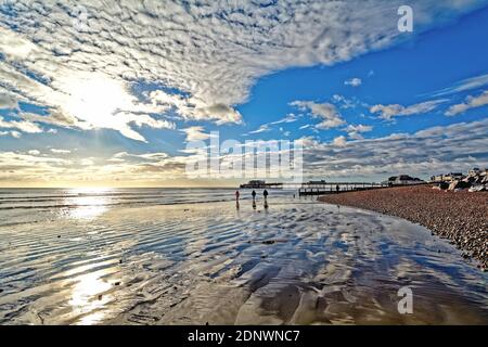 Der Pier in Worthing gegen einen dramatischen Winteruntergang und Wolken Westen Sussex England Großbritannien Stockfoto