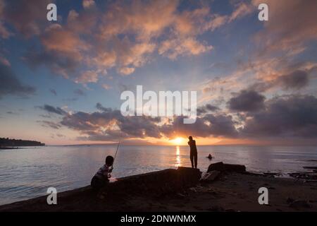 Schöner Sonnenaufgang am Cacalan Strand, Banyuwangi Bezirk. Stockfoto