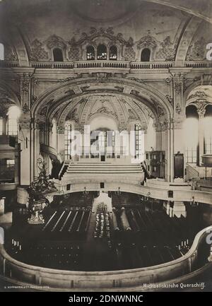 Georg Koppmann, Michaeliskirche, Querschiff aus der Gedenkmappe St. Michaelis, Staatliche Landesbildstelle Hamburg, Sammlung zur Geschichte der Fotografie, Silbergelatinepapier, schwarz-weiß-positiver Prozess, Bildgröße: Höhe: 24.1 cm; Breite: 18 cm, beschriftet: recto u.: Einbelichtet: G. KOPPMANN & Co. Hamburg, 1906, St. Michaelis-Kirche, Querschiff, Architekturfotografie, Kircheninnenraum, die St. Michaelis-Gedenkmappe ist die letzte von mehr als zehn Fotoportfolios aus Hamburg, die Georg Koppmann seiner Heimatstadt widmete. Stockfoto