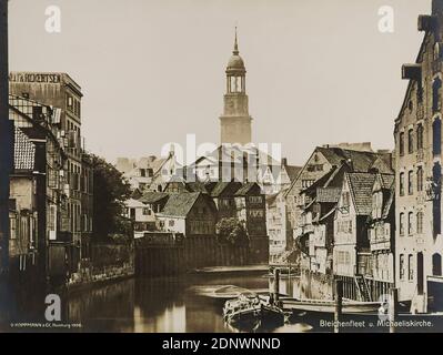 Georg Koppmann, Bleichenfleet und Michaeliskirche aus der St. Michaelis Gedächtniskarte, Staatliche Landesbildstelle Hamburg, Sammlung zur Geschichte der Fotografie, Silbergelatinepapier, schwarz-weiß-positiver Prozess, Bildgröße: Höhe: 17.9 cm; Breite: 23.9 cm, beschriftet: recto u.: Einbelichtet: G. KOPPMANN & Co. Hamburg, 1906, Bleichenfleet und Michaeliskirche, Architekturfotografie, Stadt, Stadtansicht (veduta), Kanäle, Gewässer (in der Stadt), die St.. Stockfoto