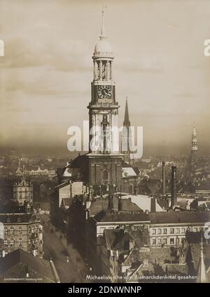 Georg Koppmann, Michaeliskirche vom Bismarck-Denkmal aus der St. Michaelis-Gedenkmappe, Staatliche Landesbildstelle Hamburg, Sammlung zur Geschichte der Fotografie, Silbergelatinepapier, schwarz-weiß-positiv, Bildgröße: Höhe: 23.9 cm; Breite: 18 cm, Inschrift: recto u.: Einbelichtet G. KOPPMANN & Co. Hamburg, 1906, St. Michaelis Kirche vom Bismarck-Denkmal aus gesehen, Architekturfotografie, Kirchenaußenseite, St.. Stockfoto