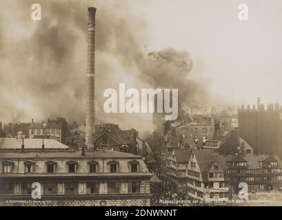 Georg Koppmann, Michaeliskirche am 3. Juli 1906 nach dem Einsturz des Turms aus der St. Michaelis Gedenkmappe, Staatliche Landesbildstelle Hamburg, Sammlung zur Geschichte der Fotografie, Silbergelatinepapier, schwarz-weiß-positiv, Bildgröße: Höhe: 17.9 cm; Breite: 23.3 cm, beschriftet: recto u.: Einbelichtet: G. KOPPMANN & Co. Hamburg 1906: Michaeliskirche am 3. Juli 1906 nach dem Einsturz des Turms, Berichterstattung Fotografie, Architekturfotografie, Feuer, Brennen, in Flammen, Rauch, Nebel. Stockfoto