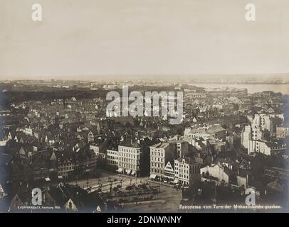 Georg Koppmann, Panorama aus dem Turm der Michaeliskirche aus der Gedenkmappe St. Michaelis, Staatliche Landesbildstelle Hamburg, Sammlung zur Geschichte der Fotografie, Silbergelatinepapier, schwarz-weiß-positiv, Bildgröße: Höhe: 18.2 cm; Breite: 24.2 cm, Inschrift: recto u.: Einbelichtet G. KOPPMANN & Co. Hamburg, 1906, Panorama vom Turm der Michaelskirche aus gesehen, Architekturfotografie, Stadt, Stadtansicht (veduta), Prospekt einer Stadt, Stadtpanorama, Silhouette einer Stadt, Hamburg, der St. Stockfoto