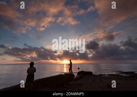 Schöner Sonnenaufgang am Cacalan Strand, Banyuwangi Bezirk. Stockfoto