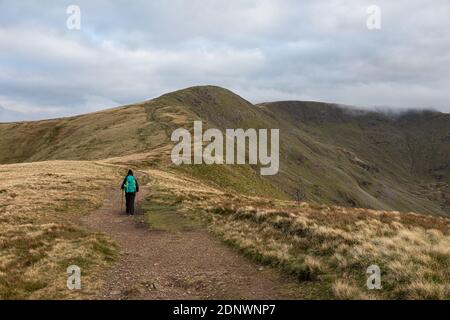 Wanderer in Richtung Fairfield, Lake District Stockfoto