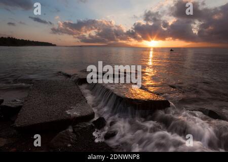 Schöner Sonnenaufgang am Cacalan Strand, Banyuwangi Bezirk. Stockfoto