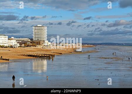 Worthing Küste mit Blick nach Osten an einem sonnigen Wintertag Westen Sussex England Großbritannien Stockfoto