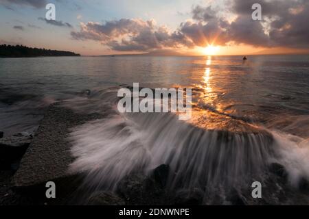 Schöner Sonnenaufgang am Cacalan Strand, Banyuwangi Bezirk. Stockfoto