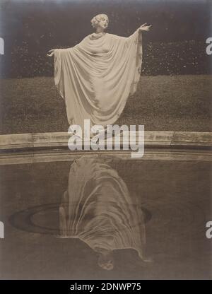 Arnold Genthe, Ruth St. Denis (Dancing), Staatliche Landesbildstelle Hamburg, Sammlung zur Geschichte der Fotografie, Silbergelatinepapier, schwarz-weiß-positiv, Bildgröße: Höhe: 34.00 cm; Breite: 25.80 cm, signiert: recto u. li.: Arnold Genthe N. Stockfoto