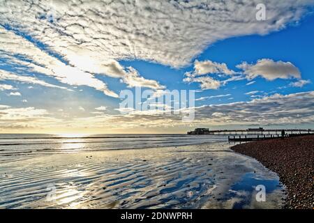 Der Pier in Worthing gegen einen dramatischen Winteruntergang und Wolken Westen Sussex England Großbritannien Stockfoto