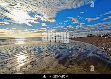 Der Pier in Worthing gegen einen dramatischen Winteruntergang und Wolken Westen Sussex England Großbritannien Stockfoto