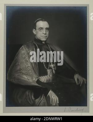 Nicola Perscheid, Nuntius Eugenio Pacelli (Papst Pius XII.), Staatliche Landesbildstelle Hamburg, Sammlung zur Geschichte der Fotografie, Silbergelatinepapier, Schwarzweiß-Positivverfahren, Bildgröße: Höhe: 24.80 cm; Breite: 20.10 cm, signiert: recto u. re. Auf Karton: In Blei: N.Perscheid, Porträtfotografie, Studio-/Studiofotografie, Portrait, Halbprofil (Dreiviertelansicht), Sitzfigur, historische Person, Kirche (Institution), Würdenträger Stockfoto