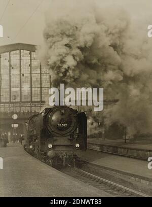 Heinrich von Seggern, Hamburger Hauptbahnhof mit Lokomotive, Staatliche Landesbildstelle Hamburg, Sammlung zur Geschichte der Fotografie, Silbergelatinepapier, schwarz-weiß-positiv, Bildgröße: Höhe: 28.6 cm; Breite: 22.4 cm, unmarkiert, Stempel: Auf der Rückseite der Box: Inventarmarke und Inschrift der Staatlichen Landesbildstelle Hamburg, künstlerische Fotografie, Bahnhof, Haltestelle (Eisenbahn, Straßenbahn), Lokomotive, Rauch, Architektur, Stadtleben, hist. Gebäude, Ort, Straße, Eisenbahn, Hamburg Stockfoto