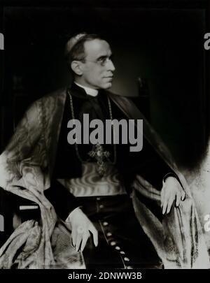 Arthur Benda, Nicola Perscheid, Nuntius Eugenio Pacelli (Papst Pius XII.. ), Staatliche Landesbildstelle Hamburg, Sammlung zur Geschichte der Fotografie, Silbergelatinepapier, Schwarz-Weiß-Positivverfahren, Bildgröße: Höhe: 25.40 cm; Breite: 19.80 cm, Porträtfotografie, Studio-/Studiofotografie, Porträt, Profil (Seitenansicht), Sitzfigur, historische Person, Kirche (Institution), Würdenträger Stockfoto