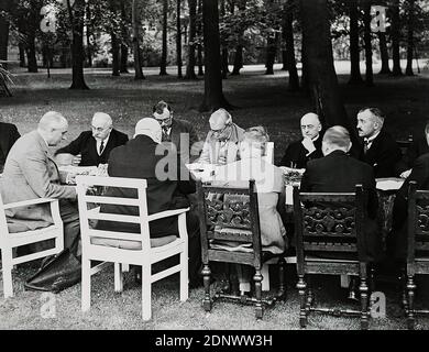 Erich Salomon, Sitzung des Brüning Kabinetts im Garten des Reichskanzlerpalais, Staatliche Landesbildstelle Hamburg, Sammlung zur Geschichte der Fotografie, Silbergelatinepapier, schwarz-weiß-positiv, Bildgröße: Höhe: 27.70 cm; Breite: 35.50 cm, Stempel: verso Mitte: FOTO DR. Stockfoto