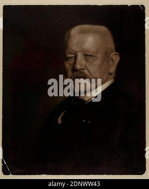 Nicola Perscheid, Generalfeldmarschall Paul von Hindenburg, Staatliche Landesbildstelle Hamburg, Sammlung zur Geschichte der Fotografie, Papier, Pigmentdruck, Bildgröße: Höhe: 36,30 cm; Breite: 30,70 cm, Porträtfotografie, Studiofotografie/Studiofotografie, Büste, Halbprofil (Dreiviertelansicht), Oberbefehlshaber, General, Marschall, historische Person, Politiker, Paul von Hindenburg Stockfoto