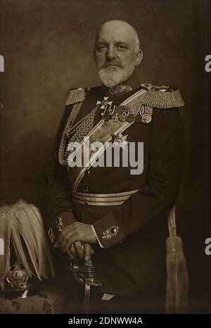 Nicola Perscheid, Josias von Heeringen, Staatliche Landesbildstelle Hamburg, Sammlung zur Geschichte der Fotografie, Silbergelatinepapier, Schwarz-Weiß-Positivverfahren, Bildgröße: Höhe: 22.90 cm; Breite: 15.30 cm, Inventarmarke der Staatlichen Landesbildstelle, Porträtfotografie, Studio-/Studiofotografie, halblanges Porträt, en face (Frontansicht), Oberbefehlshaber, General, Marschall, Uniformen (Militär), Josias von Heeringen Stockfoto