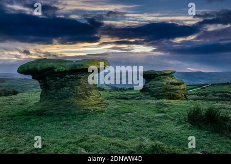 Die Doubler Stones sind zwei Felsformationen, die am westlichen Rand des Rombalds Moor, östlich des Dorfes Silsden, zu finden sind. Stockfoto