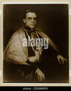 Nicola Perscheid, Nuntius Eugenio Pacelli (Papst Pius XII. ), Staatliche Landesbildstelle Hamburg, Sammlung zur Geschichte der Fotografie, Silbergelatinepapier, Schwarz-Weiß-Positivverfahren, Bildgröße: Höhe: 35.30 cm; Breite: 29.40 cm, Porträtfotografie, Studio-/Studiofotografie, halblanges Porträt, Sitzfigur, historische Person, Kirche (Institution), Würdenträger Stockfoto