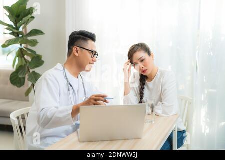 Arzt (Geburtshilfe, Gynäkologe oder Psychiater) Beratung und diagnostische Untersuchung Frau Patienten geburtshilfliche - gynäkologische Gesundheit in der medizinischen cl Stockfoto