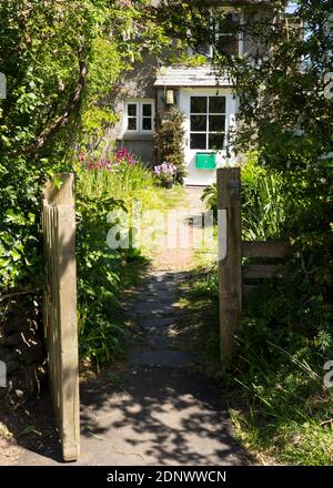 Blick durch den Garten Tor zum Landhaus, Devon, Großbritannien Stockfoto