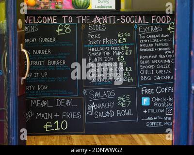 Menu Tafel, The Anti-Social Food Co. Ein veganes Take Away Restaurant, Bideford, Devon, Großbritannien Stockfoto