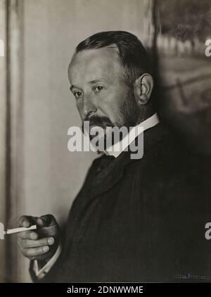 Nicola Perscheid, Franz Langheinrich - Münchner Jugend, Staatliche Landesbildstelle Hamburg, Sammlung zur Geschichte der Fotografie, Silbergelatinepapier, Schwarz-Weiß-Positivverfahren, Bildgröße: Höhe: 21.10 cm; Breite: 15.80 cm, Trockenstempel: recto und rechts: NICOLA PERSCHEID, beschriftet: recto u. auf Karton: In brauner Tinte: Franz Langheinrich - aus der "Münchner Jugend", Adressstempel des Fotografen, Portraitfotografie, Studio-/Studiofotografie, Büste, Dreiviertelansicht, Schriftsteller, Dichter, Autor Stockfoto