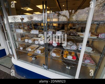 Kuchen im Fenster einer Bäckerei, Bideford, North Devon, Großbritannien Stockfoto