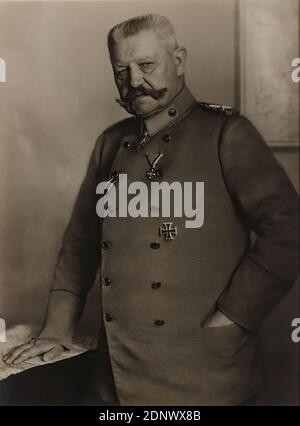 Nicola Perscheid, Generalfeldmarschall Paul von Hindenburg, Staatliche Landesbildstelle Hamburg, Sammlung zur Geschichte der Fotografie, Silbergelatinepapier, Schwarzweiß-Positivverfahren, Bildgröße: Höhe: 22,4 cm; Breite: 16,8 cm, signiert: recto u. li. Auf dem Karton: N. Perscheid, beschriftet: recto und auf dem Karton: In brauner Tinte: Paul von Hindenburg - Generalfeldmarschall, Porträtfotografie, Studio-/Studiofotografie, Halbportrait, Standfigur, Uniformen (Militär), historische Person, Oberbefehlshaber, General, Marschall Stockfoto