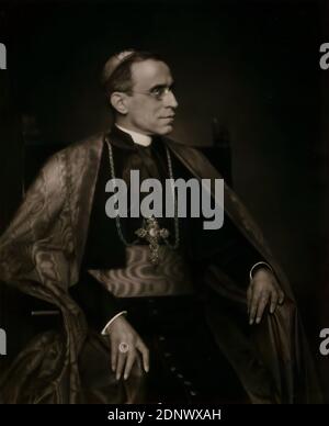 Nicola Perscheid, Nuntius Eugenio Pacelli (später Papst Pius XII.), Staatliche Landesbildstelle Hamburg, Sammlung zur Geschichte der Fotografie, Silbergelatinepapier, Schwarzweiß-Positivverfahren, Bildgröße: Höhe: 24.80 cm; Breite: 20.40 cm, Trockenstempel: recto und rechts: N. PERSCHEID, beschriftet: recto und auf Karton: In brauner Tinte: Nuntius Pacelli, Porträtfotografie, Studio-/Studiofotografie, Portrait, Profil (Seitenansicht), sitzende Figur, historische Person, Kirche (Institution), Würdenträger Stockfoto