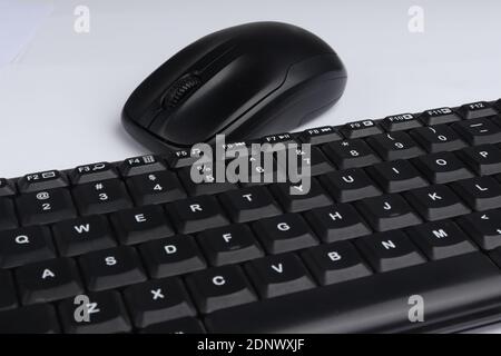 Schwarze Maus und Tastatur mit isoliertem weißen Hintergrund. Technologie-Produkte mit einem Bürokonzept, das für Design und andere Materialien geeignet ist Stockfoto