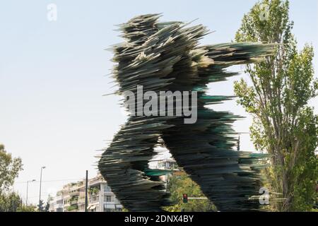 Statue des Glasplatten laufenden Mann Denkmal vor dem Hotel Hilton in Evangelismos im Zentrum von Athen von Kostas Varotsos. In Athen, Griechenland Stockfoto