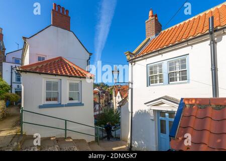 Ansicht von weiß gewaschenen Häusern in Robin Hood's Bay, North Yorkshire, England, Großbritannien, Europa Stockfoto