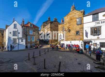 Blick auf die King Street und Besucher am Hafen in Robin Hood's Bay, North Yorkshire, England, Großbritannien, Europa Stockfoto