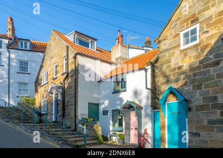 Blick auf bunte Häuser an der New Road in Robin Hood's Bay, North Yorkshire, England, Großbritannien, Europa Stockfoto