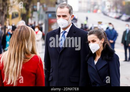 Madrid, Spanien. Dezember 2020. **KEIN SPANIEN** König Felipe VI. Und Königin Letizia von Spanien nehmen an der Einweihung des Denkmals Teil, in Erinnerung und Anerkennung der Gesundheitshelfer, die bei der Ausübung ihres Berufs während der Pandemie COVID-19 auf dem Platz Sagrados Corazones am 18. Dezember 2020 in Madrid, Spanien, ums Leben kamen. Quelle: Jimmy Olsen/Media Punch/Alamy Live News Stockfoto