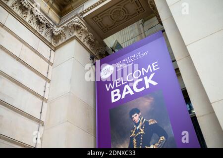 Willkommen Zurück Banner vor Birmingham's City Museum and Art Gallery, UK Stockfoto