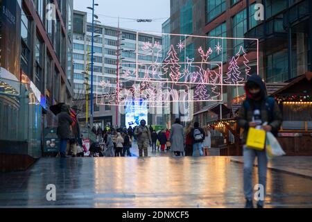 Bull Ring Einkaufsviertel, Birmingham im Winter 2020 mit Weihnachtsbeleuchtung Stockfoto