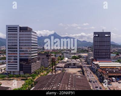 Blick über einige der alten Lagerhaltung auf der alten Hafen in Rio de Janeiro, die in der Stadterneuerung Mit modernen Gebäuden und Tower Bloc Stockfoto