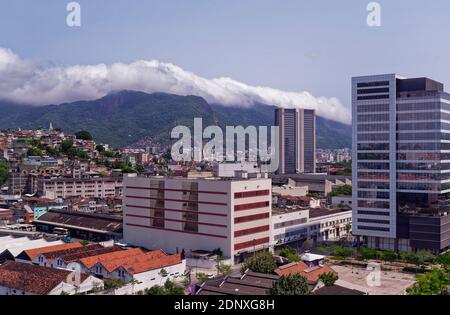 Einige der traditionellen und modernen Gebäude im alten Hafengebiet von Rio de Janeiro mit den dramatischen Bergen im Hintergrund, Stockfoto