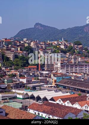 Einige der traditionellen Architektur in Rio de Janeiro mit alten Schornsteinen, Wohnungen und Geschäftsgebäuden in der Nähe des Alten Hafens. Stockfoto