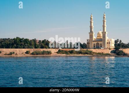 El Tabia Moschee mit Minaretten in Assuan, Ägypten am Ufer des Nils Stockfoto