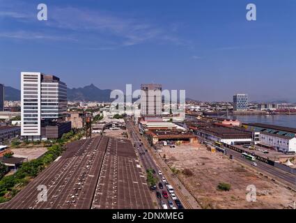 Blick auf den Alten Hafen von Rio de Janeiro, einem Gebiet, das sich einer bedeutenden Stadterneuerung unterzogen hat, mit modernen Gebäuden und gerodeten Flächen. Stockfoto